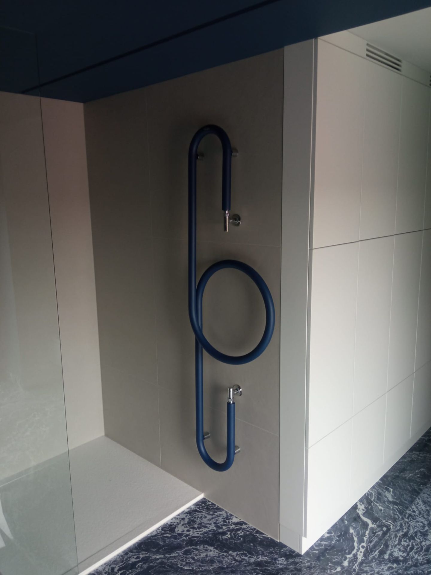 Wykończenie łazienki – element instalacji