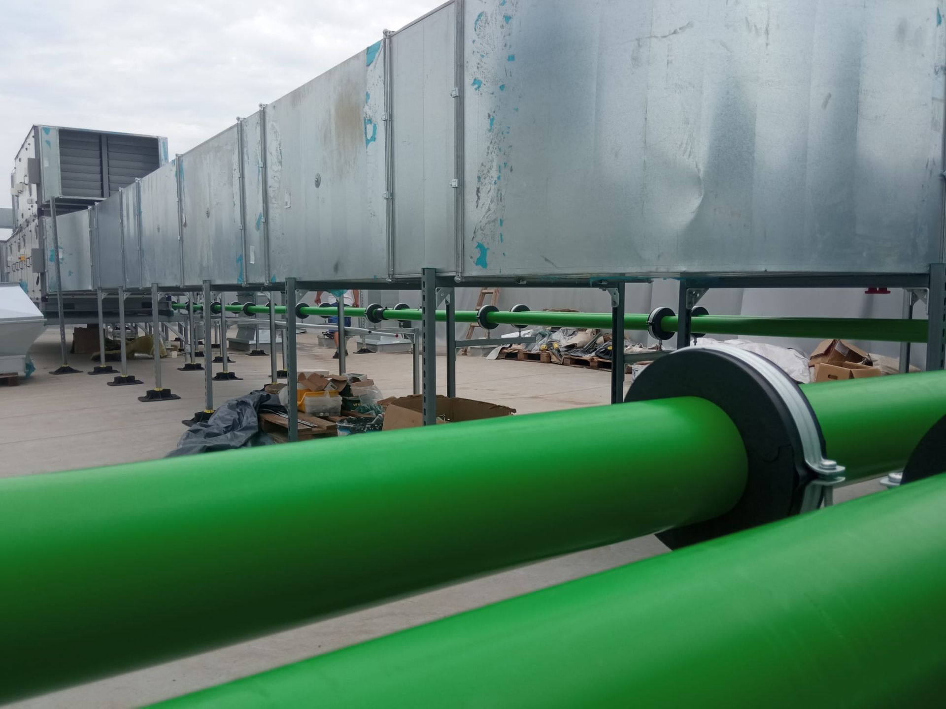 Instalacja – prowadzenie przewodów wzdłuż urządzeń