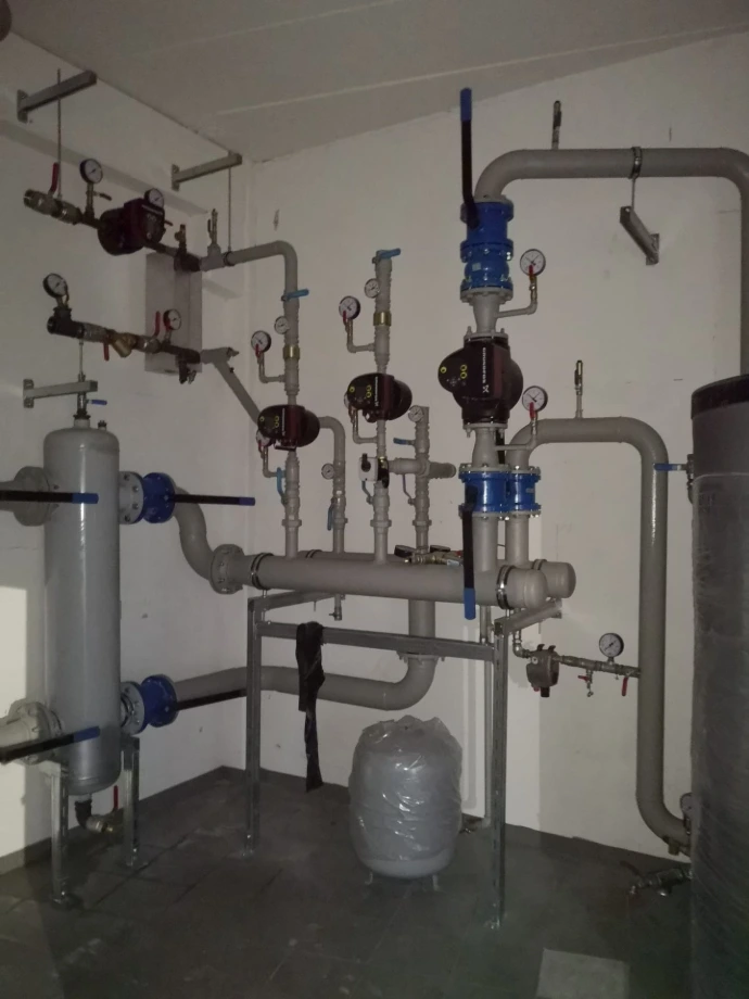 Pompy obiegowe Grundfos w kotłowni przemysłowej 200 kW