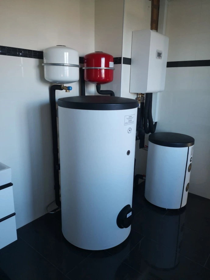 Pompa ciepła Dimplex 14 kW, jednostka wewnętrzna w maszynowni domu w Większycach